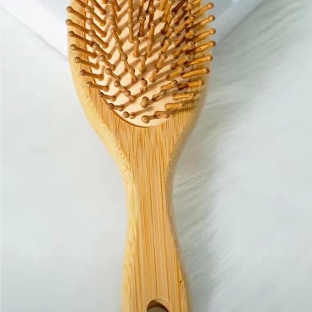 Bamboo brush very well made love this product I recommend this